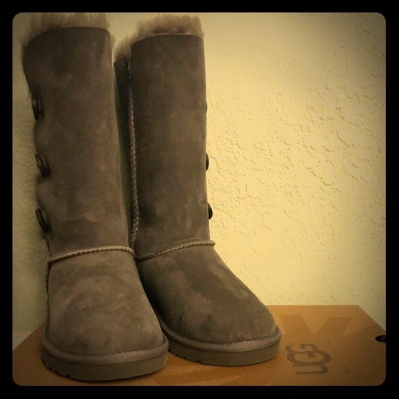 UGGS K Bailey Button Triplet, Size 2 - Picture 1 of 15